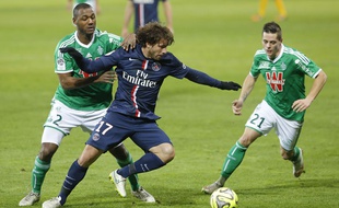 Maxwell au duel avec deux Stéphanois lors du match entre le PSG et Saint-Etienne le 25 janvier 2015.