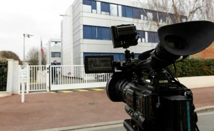 Une caméra de TV française devant le siège du FN à Nanterre, dans les Hauts-de-Seine, le 17 février 2016
