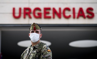Un militaire espagnol devant un hôpital à Grenade, mardi.