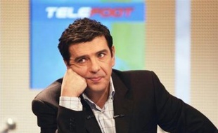 L'une des figures du journalisme sportif, Thierry Gilardi, qui assurait les commentaires des grandes rencontres de football sur TF1, est décédé mardi après-midi à l'âge de 49 ans des suites d'une crise cardiaque qui l'a frappé dans la matinée, a-t-on appris auprès de TF1.