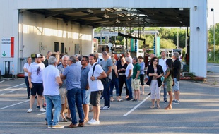 Les chauffeurs du réseau de bus Chronoplus, devant le dépôt à Bayonne, le 7 juillet 2020.