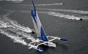 Le skipper expérimenté Loïck Peyron peu après avoir franchi le Cap Fréhel sur la 10 Route du Rhum, le 2 novembre 2014