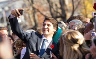 Le Premier ministre canadien Justin Trudeau se prend en selfie le 4 novembre 2015 après sa prise de fonction