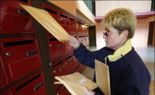 Plusieurs syndicats de la Poste ont déposé des préavis de grève à partir de lundi ou mardi dans sept départements, pour protester contre la rétribution proposée par la direction pour la distribution des plis électoraux qui doit débuter le 16 avril, a-t-on appris de source syndicale.