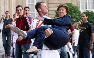 Roselyne Bachelot dans les bras du handballeur Christophe Kempe le 26 août 2008 dans la cour de l'Elysée
