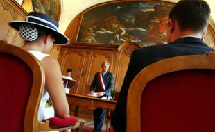 Pour le barreau de Paris, le mariage "n'est pas qu'un contrat" et le juge est là pour protéger "la partie la plus faible ou sous emprise"