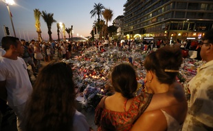 Hommage aux victimes sur la Promenade des Anglais à Nice