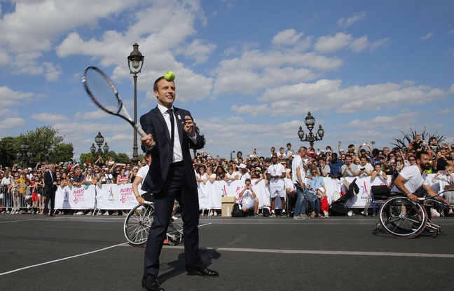 Emmanuel Macron joue au tennis sur le pont Alexandre-III à Paris, le 24 juin 2017.