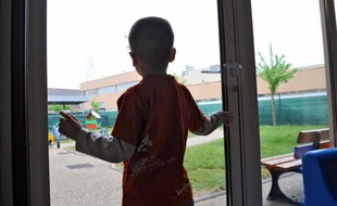 Entre 5.000 et 6.000 enfants handicapés sont restés sur le pas de la porte des écoles à la rentrée, malgré la création de 1.500 postes d'Auxiliaires de vie scolaire individuels (AVSi) qui doivent encore être pourvus, a déclaré jeudi la Fnaseph.