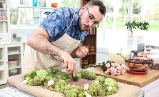 Bastien, infographiste lyonnais, est l'un des 14 candidats en lice pour devenir cette saison le Meilleur pâtissier.