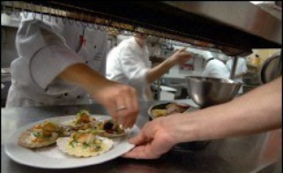 Le commissaire du gouvernement a recommandé lundi devant le Conseil d'Etat l'annulation de l'accord de 2004 dans les hôtels, cafés et restaurants (HCR), qui maintenait les 39 heures moyennant une 6e semaine de congés, et a demandé la rétroactivité du paiement des heures supplémentaires.