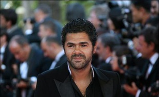 Le comédien et humoriste Jamel Debbouze a annoncé jeudi sur RTL son intention d'attaquer le magazine people Gala, qui a publié des photos de sa fête d'anniversaire le montrant avec son amie, la journaliste Mélissa Theuriau.