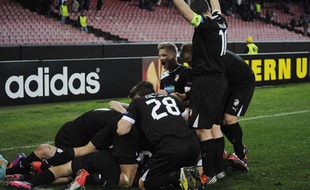Les joueurs de Plzen célèbrent leur victoire (3-0) dans le stade à moitié vide de Naples, le 14 février 2013