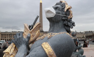 Des masques protecteurs ont été apposés samedi devant la bouche de statues en France, notamment ici sur la place de la Concorde.