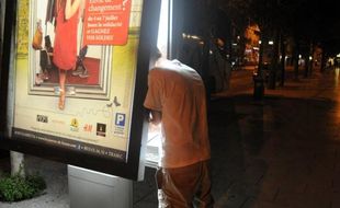Baptisés Le Clan du Néon, Pêcheurs d'énergie ou Zéro Watt, des militants écologistes, actifs dans plus de vingt villes en France, mènent des expéditions nocturnes pour éteindre enseignes et publicités lumineuses. Leur objectif: lutter contre le gaspillage d'énergie.