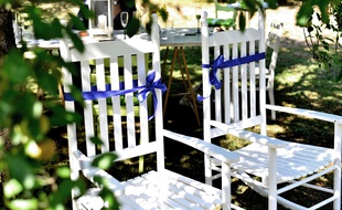 Des fauteuils de jardin. Illustration.