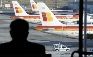 La compagnie espagnole Iberia a annoncé mardi qu'elle réduisait de 20% la masse salariale des pilotes, soit une économie de 62 millions d'euros par an, en plein conflit social avec les pilotes qui protestent contre la création de la filiale à bas coûts Iberia Express.