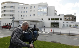 Les deux personnes atteintes par le coronavirus sont hospitalisées au CHRU, dans un service spécialisé de l'hopital Roger Salengro, à Lille, le 12 mai 2013.