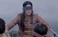 Dans le film «Bird Box», le personnage principal, interprété par Sandra Bullock, passe la quasi-totalité du film avec un bandeau sur les yeux pour échapper à un monstre.