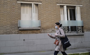 Une femme portant un masque pour lutter contre le coronavirus.