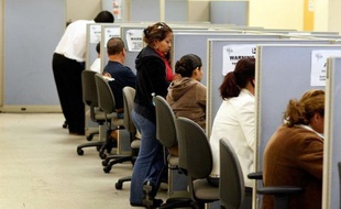 Le chômage continue son reflux aux Etats-Unis, mais les chiffres officiels publiés vendredi à Washington montrent que l'emploi a baissé également en mars.