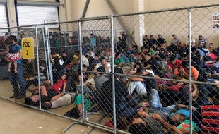Des migrants détenus dans le centre de McAllen, au Texas.