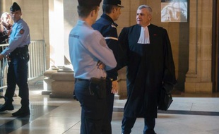Thierry Herzog (d), avocat de Nicolas Sarkozy, au tribunal de grande instance de Paris le 10 mars 2014