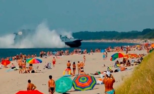 Un aéroglisseur a effectué des exercices sur une plage bondée près de Kaliningrad, le 18 août 2013.