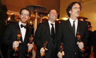 Les frères Cohen (à gauche et au centre) et Scott Rudin aux Oscars le 24 février 2008