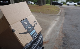 Un carton vide d'Amazon qui attend d'être ramassé pour recyclage.