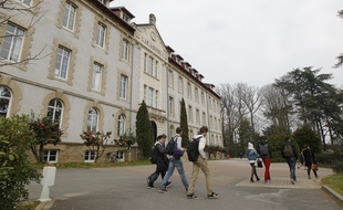 Photo d'illustration d'adolescents devant un collège.