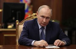 Poutine signe un décret pour relever le plafond des émissions de gaz à effet de serre