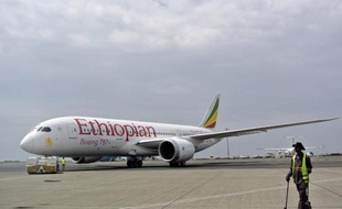 Un Boeing 787 Dreamliner de la compagnie éthiopienne Ethiopian Airlines avant son décollage de l'aéroport international Bole à Addis Abeba, le 27 avril 2013