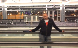 Richard Dunn a tourné un clip dans l'aéroport de Las Vegas.