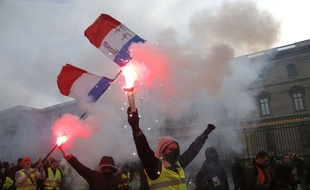 Gilets jaunes et gilets rouges de la CGT manifestent ce mardi 5 février 2019