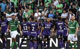 Les séquences faisant appel au VAR ont été extrêmement longues durant la deuxième période d'ASSE-TFC, dimanche dans le Chaudron. JEFF PACHOUD