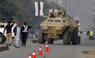 Les forces armées pakistanaises interviennent le 16 décembre 2014 à Peshawar après l'attaque d'une école.