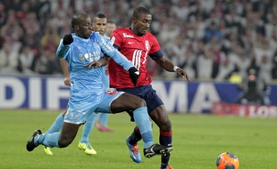 Le lillois Salomon Kalou à la lutte avec le marseillais Souleymane Diawara lors du match Losc-Om en 2013.