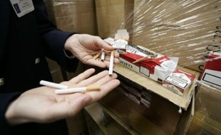 Des douaniers de Cambrai (Nord) ont découvert la semaine dernière 9,3 tonnes de cigarettes de contrebande dans un camion circulant sur l'autoroute A2 en direction des Pays-Bas, soit la plus importante saisie nationale de ce type en 2007, ont annoncé les douanes mercredi.