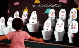 Le Japon est célèbre pour la conception high tech de ses toilettes, déconcertantes de prime abord pour le non initié, avec cuvette chauffante, jets d'eau chaude et autres gadgets...