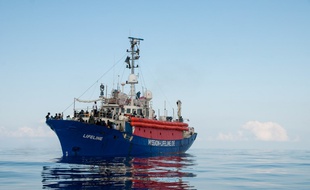 Le navire Lifeline sur les eaux de la Méditerrannée, le 21 juin 2018.