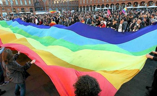 Toulouse, le 23 avril 2013. Une foule a envahi la place du Capitole pour célébrer l'ouverture du mariage aux couples homosexuels alors que la loi «mariage pour tous» a été votée au parlement le jour même.