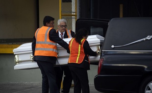 Le corps d'une petite migrante guatémaltèque de 7 ans, morte après avoir été interceptée par des garde-frontières américains début décembre, a été rapatrié dimanche dans un cercueil blanc à l'aéroport de Guatemala.