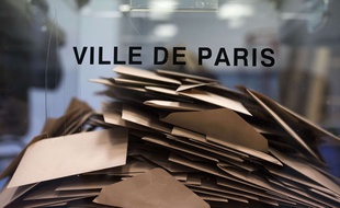 Une urne pleine de bulletins de vote à Paris