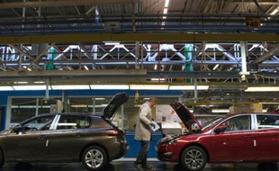 Des Peugeot 308 sur une ligne d'assemblage de l'usine PSA de Sochaux, dans le Doubs, le 6 mars 2014