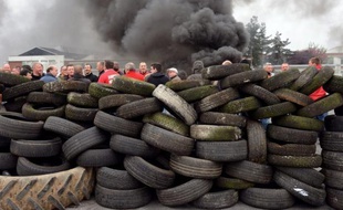La justice s'est donnée jusqu'au 20 juin pour trancher sur la validité du plan de sauvegarde de l'emploi (PSE) de Goodyear qui, faute de repreneur, prévoit la fermeture de l'usine d'Amiens-Nord, dont les accès ont été bloqués lundi par des salariés inquiets.