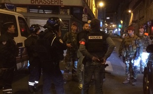 Une fusillade sur les Champs-Elysées. Des policiers bloquent les accès, rue de la Boétie.