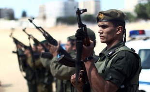 Les Palestiniens enterraient jeudi trois morts, un détenu sexagénaire décédé en Israël et deux jeunes tués par l'armée israélienne, dans un climat de vive tension et de colère à travers les Territoires palestiniens.