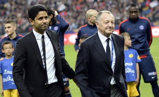 Jean-Michel Aulas aux côtés de Nasser Al-Khelaïfi, ici lors de la finale de Coupe de la Ligue entre Lyon et Paris, en avril 2014.