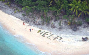 Une photo des trois naufragés secourus le jeudi 7 avril 2016 sur une île déserte du Pacifique.
